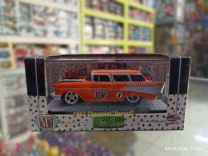 M2 1:64 Wild Card 1957 Chevrolet Nomad Orange (WC-02) giocattoli auto pressofusi - Foto 1 di 4