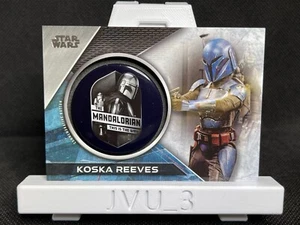 2021 TOPPS STAR WARS KOSKA REEVES THE MANDALORIAN COMMEMORATIVE BUTTON CARD - Picture 1 of 7