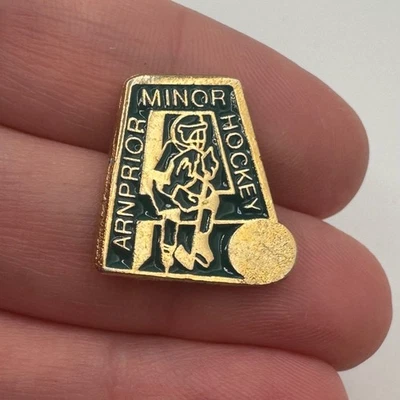 Prendedor de solapa esmaltado con logotipo de jugador de hockey menor Arnprior de colección dorado verde Foto 1 de 3