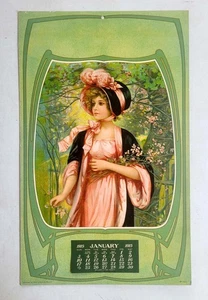 KALENDER 1915 - VERKÄUFERMUSTER FRAU IM ROSA OUTFIT - Bild 1 von 2