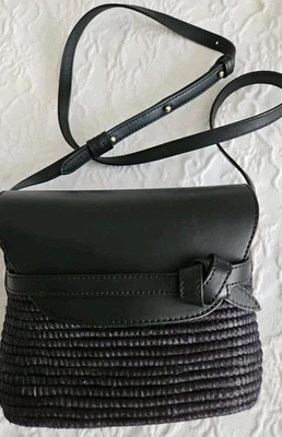 Bolso Bandolera Cesta Negro Tejido Paja y Cuero 9" W X 6" H X 3.5"  Foto 1 de 4