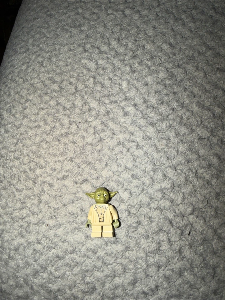 LEGO Star Wars Yoda Minifigura Verde Oliva Foto 1 de 3