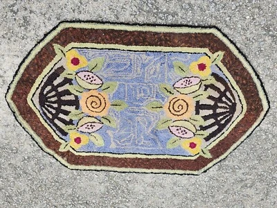 Antigua cesta o jarrón de flores alfombra enganchada artes y manualidades Foto 1 de 4