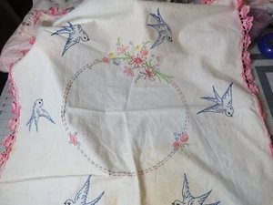 Vintage Tischdecke Blumen bestickt Bluebirds rosa gehäkelte Borte 32" - Bild 1 von 8