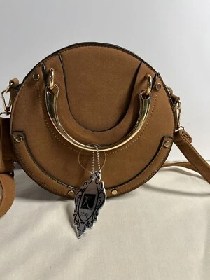 YOKI 棕色圆形斜挎包手提包钱包带金色口音和手柄全新 — 第 1/4 张图片