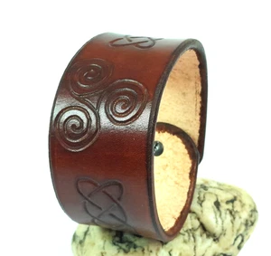 Lederarmband Keltische Triskele Leder braun geprägt 4cm Knoten verstellbar 22+24 - Picture 1 of 6