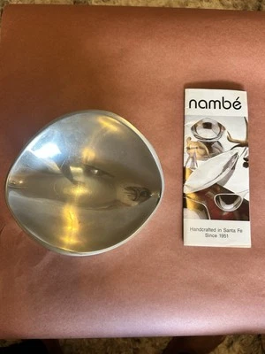 Tigela borboleta NAMBE clássica 7 polegadas #567. Feito de liga de metal proprietária Nambe - Imagem 1 de 4