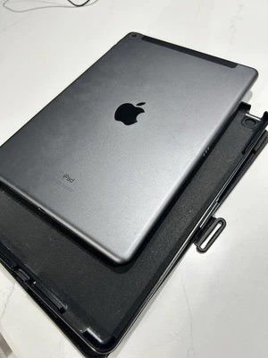  Apple iPad 9.ª generación con estuche tipo folio Mag Speck negro y protector de vidrio Foto 1 de 3