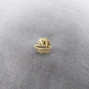 Picnic Basket Small Jacket Hat Lapel Screwback Pin - Picture 1 of 2