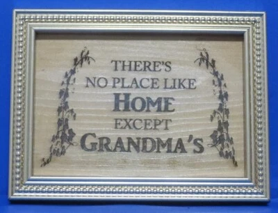 No hay lugar como el hogar excepto la placa grabada enmarcada de la abuela única en su tipo Foto 1 de 3