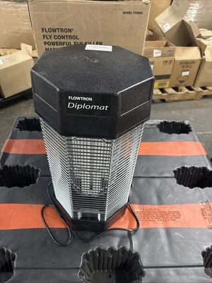 Flowtron Diplomat Fly Control Device, 120-Watt Bug Zapper 1200 Sq.Ft - Image 1 of 4