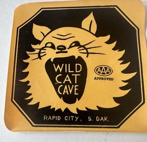 Etiqueta de viaje calcomanía equipaje años 30 1940 Wild Cat Cave Rapid City SD (1N) - Imagen 1 de 3