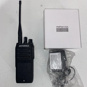 Motorola R2 Tragbares Funkgerät UHF 400-480MHz IP55 AAH11YDC9JA2AN MotoTrbo - Bild 1 von 9