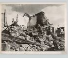 Photo de presse SOLDATS grimpant des décombres de bombardement avec équipement de pistolet Seconde Guerre mondiale années 1940