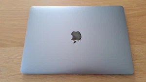 MacBook Air 13in M1 CHIP , 2020 256GB SSD 8GB RAM SN: FVFJM1QQQ6L4, MDM ENABLED - Afbeelding 1 van 21