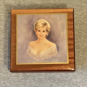 Diana, Prinzessin von Wales In liebevoller Erinnerung Holz Spieluhr Spielzeit in einer Flasche - Bild 1 von 8