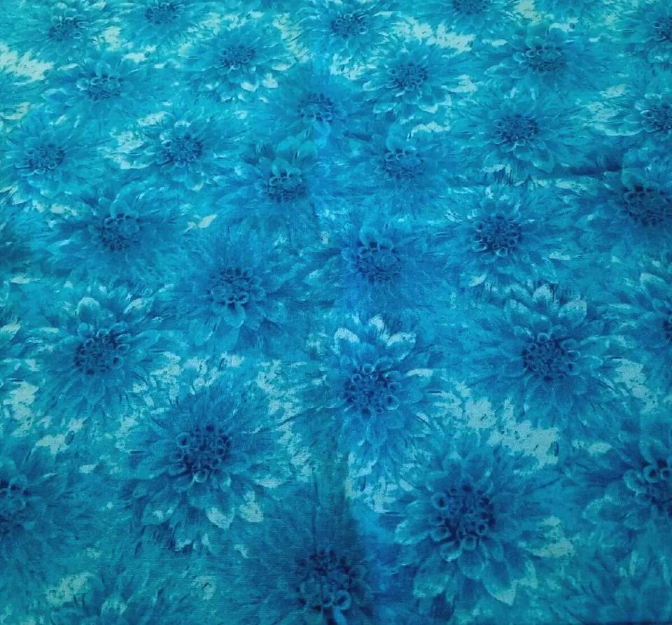 Tela estampada Wilmington de 1 yarda 'Hello Dahlia' aguamarina dalia flores algodón Foto 1 de 3