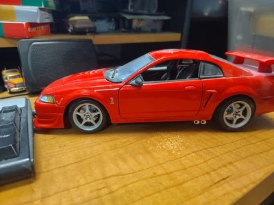 Ford Mustang SVT Cobra R 2000 Maisto escala 1:18 firmado por Jack Roush rojo suelto Foto 1 de 4