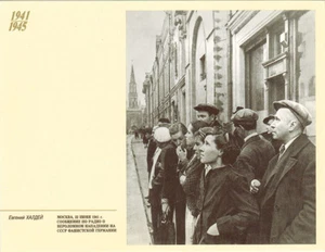 1989 Repro of photo by E.Khaldey 1941 People listen radio Beginning of the war - Imagen 1 de 2