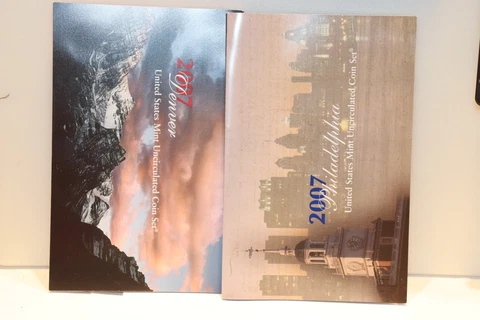 2007 US MINT UNCIRCULATED COIN SET DENVER & PHILADELPHIA (28) Coins Cover