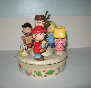 Jim Shore Peanuts 'Spreading Christmas Cheer' Charlie Brown and Friends 6008958 - Foto 1 di 8