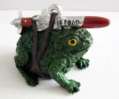 LE SAPO con un misillo en la parte posterior. ¡MUY INUSUAL! Foto 1 de 2