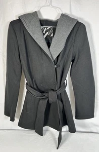 Abrigo con capucha con cinturón Sebby negro pequeño - Imagen 1 de 6