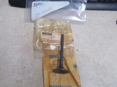 Válvula de admisión Yamaha 1977-1983 XS750 XS1100 XS850 XS400 1J7-12111-01 NUEVO DE STOCK OEM Foto 1 de 4