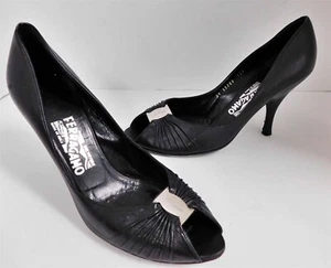 Zapatos de salón Salvatore Ferragamo de cuero negro con logotipo plateado D'orsay punta abierta 8,5 B - Imagen 1 de 7