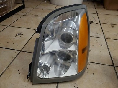 Farol de halogênio esquerdo para motorista Cadillac SRX 2004-2005-2006-2007 - Imagem 1 de 4