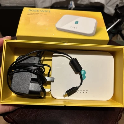 EE 5G Mobile Router QTAD52E Mobile 5G WiFi with Box - Image 1 of 4