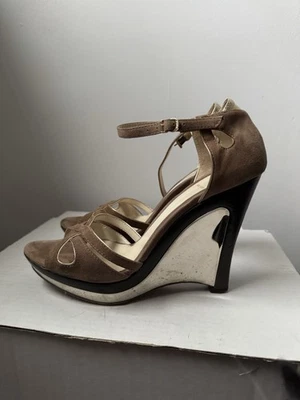 Sandalias zapatos FENDI con cuña punta abierta y correa al tobillo. Talla 39 Moca/Oro. ¡Envío rápido! Foto 1 de 4