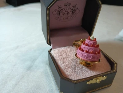 Juicy Couture три яруса клубничный торт подвеска YJRU3313 NIB без ярлыков, золотой тон - Изображение 1 из 3