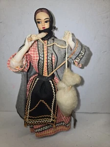 Vintage Volkskunst griechische Frau spinnende Baumwolle Puppe Frau griechische Kleidung 13 1/2 Zoll - Bild 1 von 19