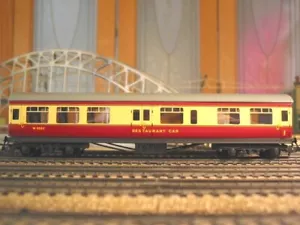 HORNBY-DUBLO 4005 +4006 + 4048 SCALA 00 BRITANNICO - SET DI 9 AUTO CREMISI E CREMA - Foto 1 di 20