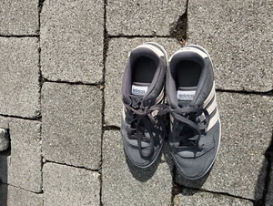 Turnschuhe/Kinderschuhe Gr. UK4 - 36,5 adidas, gut erhalten - Bild 1 von 3