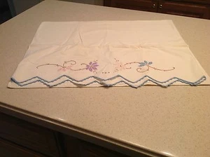 Vintage weißer handbestickter Kissenbezug rosa, lila, blaue Blumen schön. - Bild 1 von 12