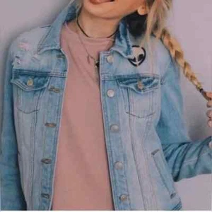 BRANDY MELVILLE Light Wash Denim Blue Jean Distressed Alien Jacket Sz Medium - Picture 1 of 7