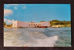 HAWAII HI Honolulu die weltberühmte U.S.S Arizona Memorial Pearl Harbor Postkarte - Bild 1 von 2