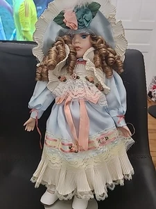 Schöne Porzellanpuppe von Seymour Mann blaues Kleid lockiges Haar - Bild 1 von 11