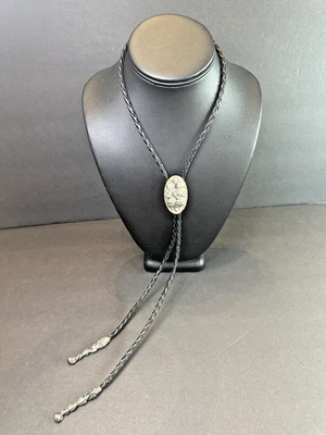 Винтажный западный галстук-боло из стерлингового серебра с бриллиантовой огранкой Black Hills с деталями - Изображение 1 из 4