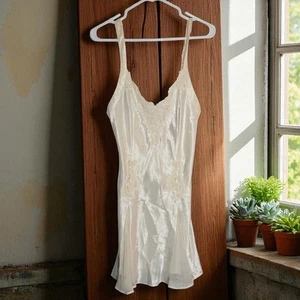 Camisón Victoria's Secret de encaje y lentejuelas satinado con inserciones de gasa crema - Imagen 1 de 9