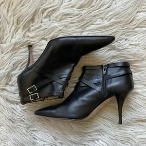 Manolo Blahnik Black Leather Pointed Toe Heeled Buckle Strappy Ankle Boots 38.5 - Picture 1 of 12