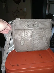 Elegante Vintage Guess Tasche..graues schlangenartiges Muster mit silbernen Beschlägen - Bild 1 von 5