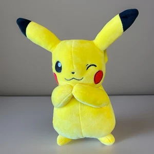 Peluche Pokémon Pikachu guiñando un ojo 10” peluche 2022 Nintendo - Imagen 1 de 4