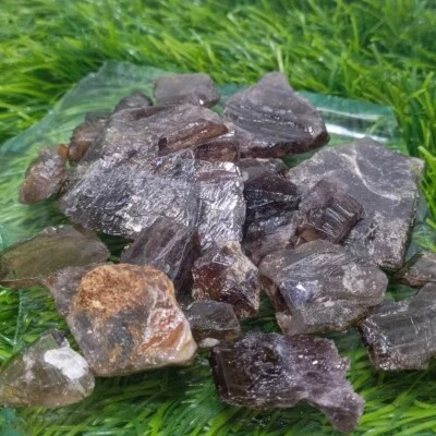 398 Carats Rough Natural Axinite Gemstone Lot with Average 15.3 Carats - Image 1 of 4