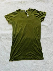 Lululemon Green 8 Swiftly Tech Short Sleeve 2.0 Women Yoga Sport $78 - Picture 1 of 5