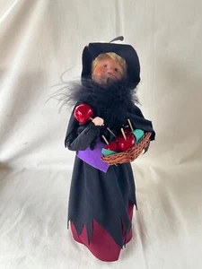 Byers Choice Herbst Halloween Hexe schwarze Boa mit Süßigkeiten Äpfeln Calla Lilien auf Hut - Bild 1 von 10