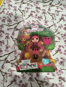 Lalaloopsy Mini Puppe TEDDY HONIGTÖPFE mit Haustier Biene & Zubehör  - Bild 1 von 4