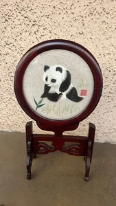 Vintage chinesischer Panda Seide doppelseitige Stickerei mit Schnitzerei Massivholz Ständer - Bild 1 von 14